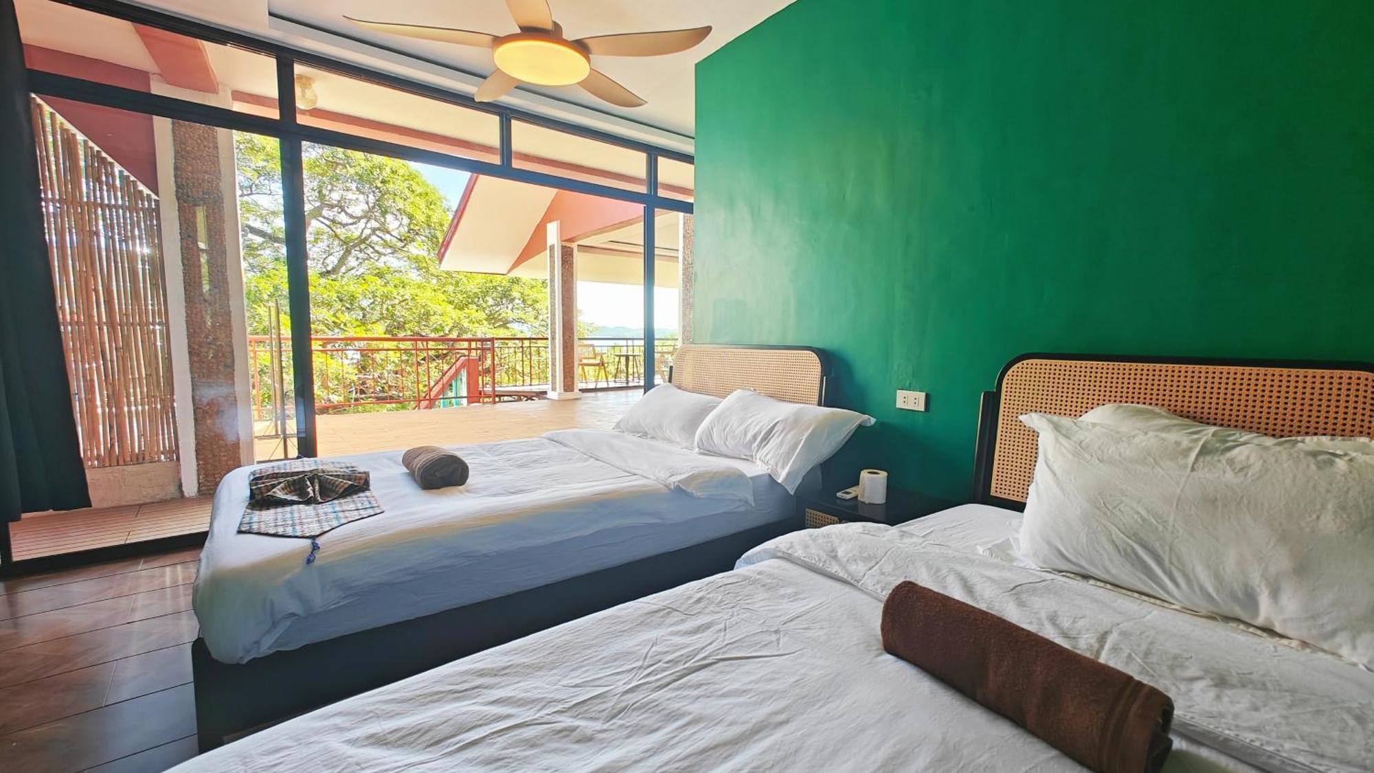 80 Bar Hostel Coron Exterior foto