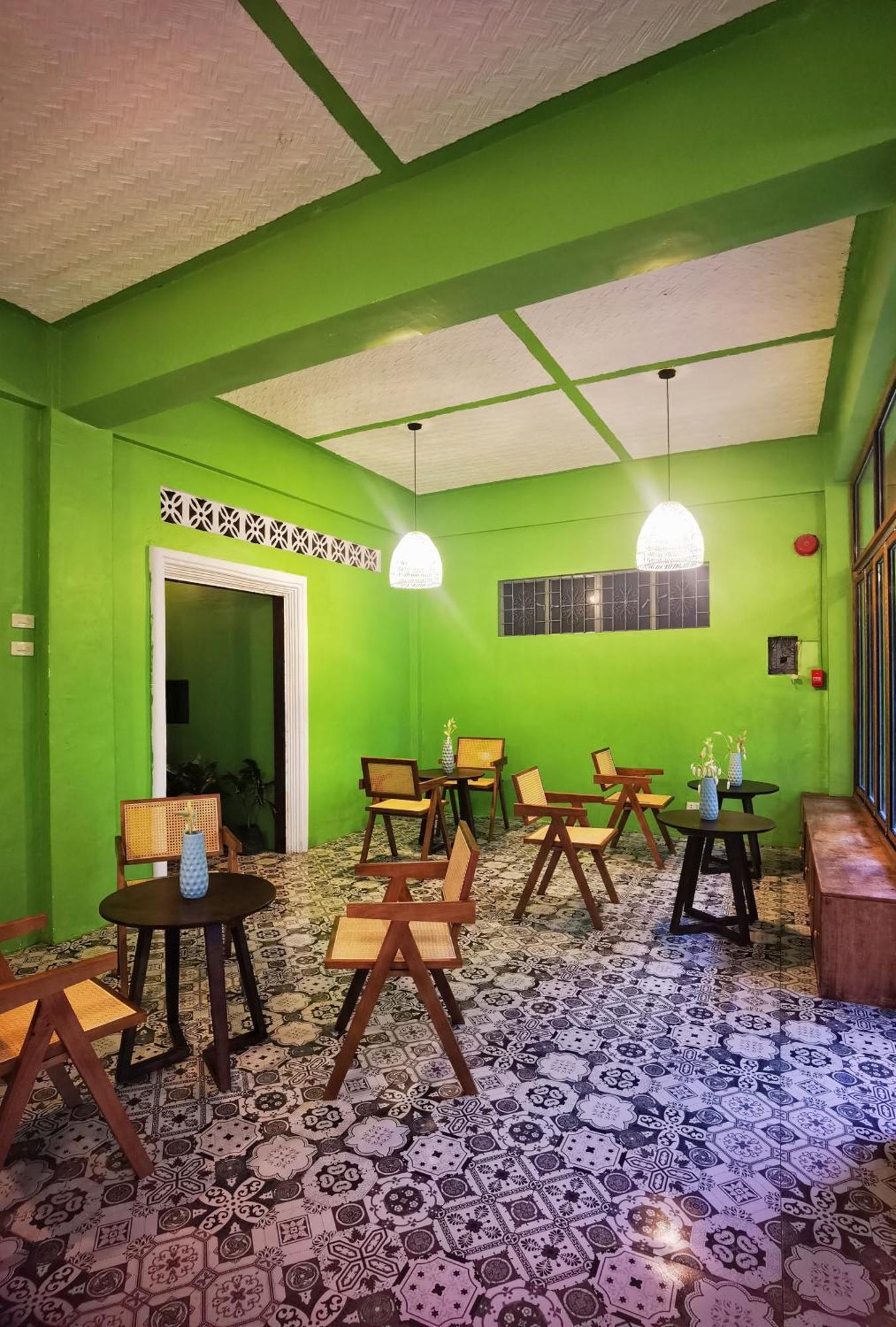 80 Bar Hostel Coron Exterior foto